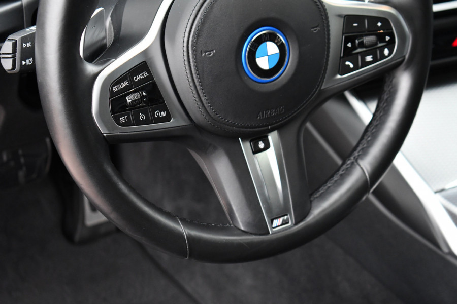BMW 3 Serie Touring 330e xDrive M-Sport Pro Frozen-Grey Pano Trekh El-zetel HUD Merino-leder 19inch Adp-onderstel
