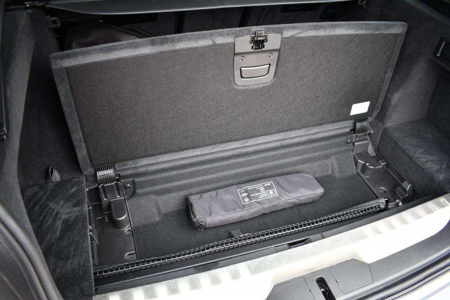 BMW 3 Serie Touring 330e xDrive M-Sport Pro Frozen-Grey Pano Trekh El-zetel HUD Merino-leder 19inch Adp-onderstel