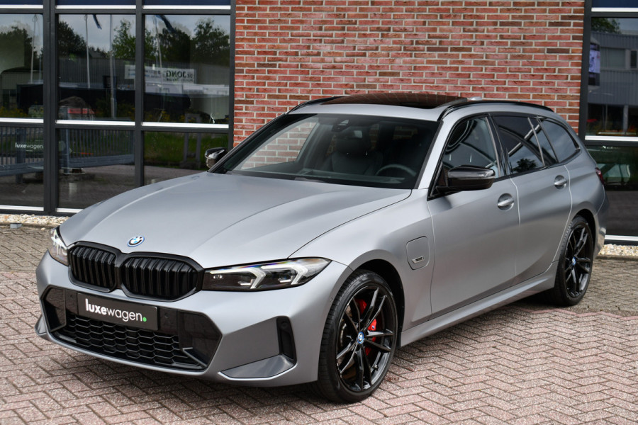 BMW 3 Serie Touring 330e xDrive M-Sport Pro Frozen-Grey Pano Trekh El-zetel HUD Merino-leder 19inch Adp-onderstel