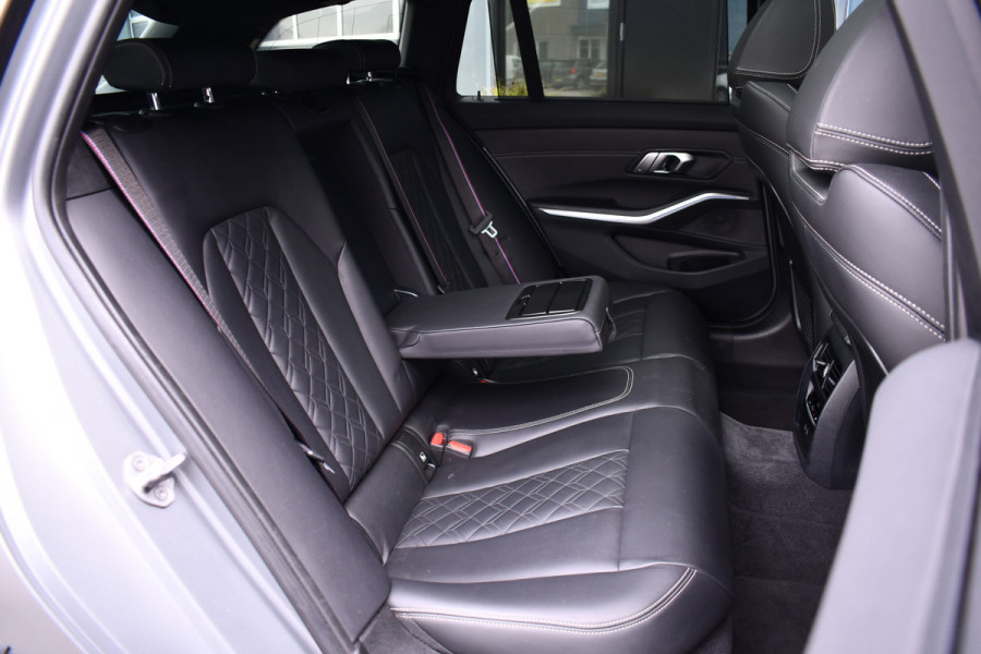 BMW 3 Serie Touring 330e xDrive M-Sport Pro Frozen-Grey Pano Trekh El-zetel HUD Merino-leder 19inch Adp-onderstel