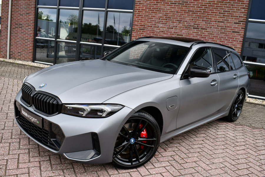 BMW 3 Serie Touring 330e xDrive M-Sport Pro Frozen-Grey Pano Trekh El-zetel HUD Merino-leder 19inch Adp-onderstel