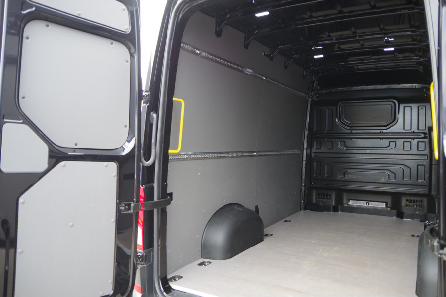 Volkswagen Crafter 35 2.0 TDI L3H3(L2H2) BLACK EDITION! AUT. LED, TREKHAAK, BETIMMERING, STOELVERWARMING, GEVEERDE ERGO COMFORT STOEL, CAMERA, NAVI