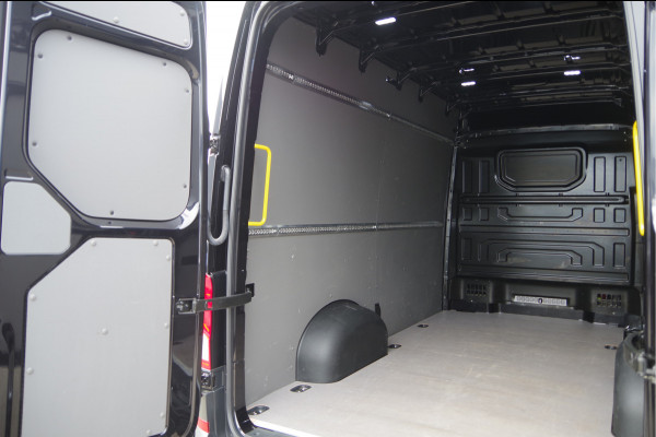 Volkswagen Crafter 35 2.0 TDI L3H3(L2H2) BLACK EDITION! AUT. LED, TREKHAAK, BETIMMERING, STOELVERWARMING, GEVEERDE ERGO COMFORT STOEL, CAMERA, NAVI