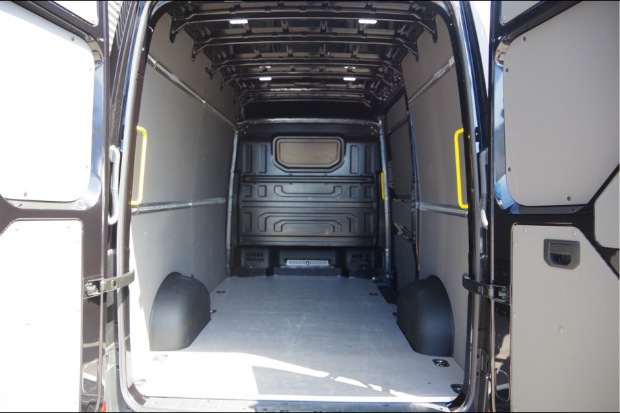 Volkswagen Crafter 35 2.0 TDI L3H3(L2H2) BLACK EDITION! AUT. LED, TREKHAAK, BETIMMERING, STOELVERWARMING, GEVEERDE ERGO COMFORT STOEL, CAMERA, NAVI