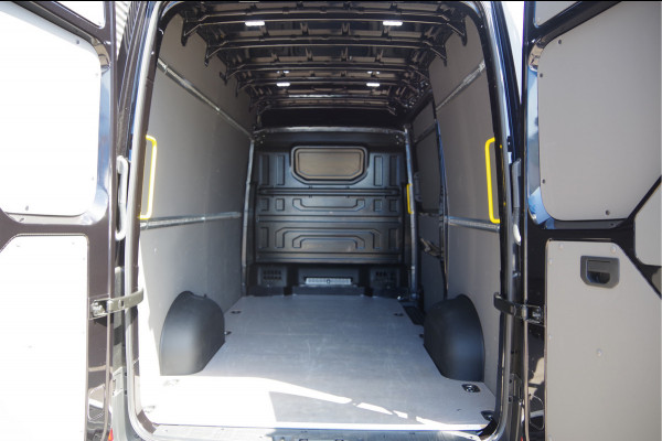 Volkswagen Crafter 35 2.0 TDI L3H3(L2H2) BLACK EDITION! AUT. LED, TREKHAAK, BETIMMERING, STOELVERWARMING, GEVEERDE ERGO COMFORT STOEL, CAMERA, NAVI