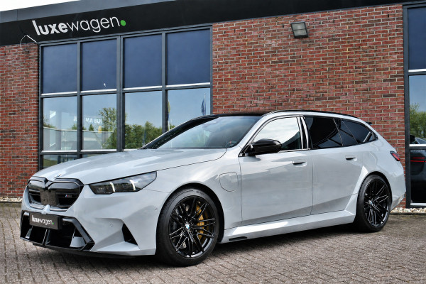 BMW M5 Touring | Kreidegrau Ind. | Ultimate Pack | Keramisch | Pano | Trekh | B&W | DA+