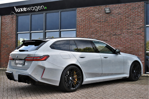 BMW M5 Touring | Kreidegrau Ind. | Ultimate Pack | Keramisch | Pano | Trekh | B&W | DA+