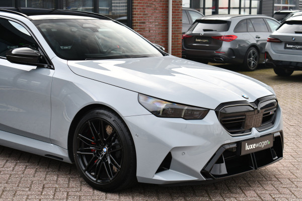 BMW M5 Touring | Kreidegrau Ind. | Ultimate Pack | Keramisch | Pano | Trekh | B&W | DA+