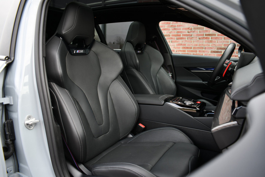 BMW M5 Touring | Kreidegrau Ind. | Ultimate Pack | Keramisch | Pano | Trekh | B&W | DA+