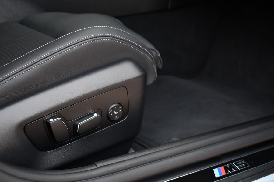 BMW M5 Touring | Kreidegrau Ind. | Ultimate Pack | Keramisch | Pano | Trekh | B&W | DA+