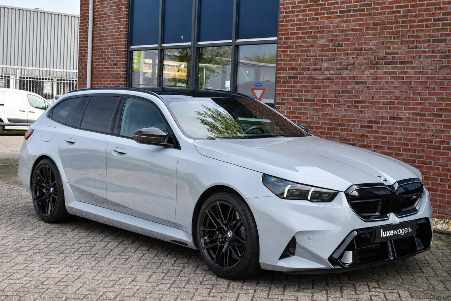 BMW M5 Touring | Kreidegrau Ind. | Ultimate Pack | Keramisch | Pano | Trekh | B&W | DA+