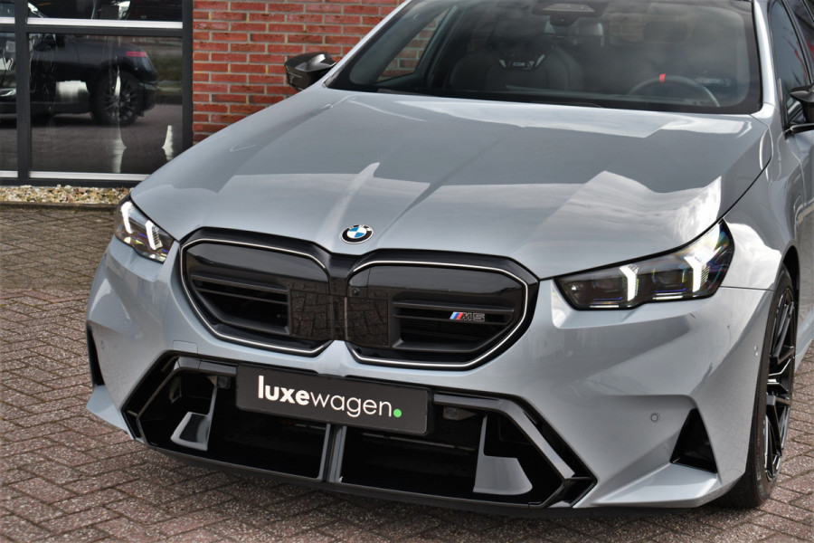 BMW M5 Touring | Kreidegrau Ind. | Ultimate Pack | Keramisch | Pano | Trekh | B&W | DA+