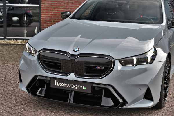 BMW M5 Touring | Kreidegrau Ind. | Ultimate Pack | Keramisch | Pano | Trekh | B&W | DA+