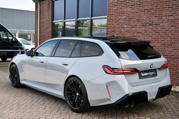 BMW M5 Touring | Kreidegrau Ind. | Ultimate Pack | Keramisch | Pano | Trekh | B&W | DA+