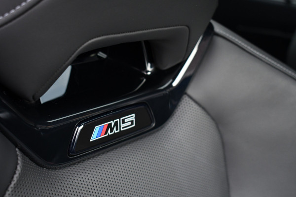 BMW M5 Touring | Kreidegrau Ind. | Ultimate Pack | Keramisch | Pano | Trekh | B&W | DA+
