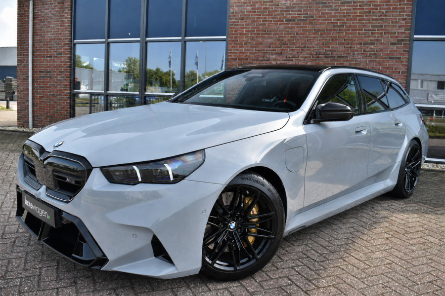 BMW M5 Touring | Kreidegrau Ind. | Ultimate Pack | Keramisch | Pano | Trekh | B&W | DA+