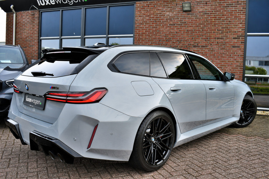 BMW M5 Touring | Kreidegrau Ind. | Ultimate Pack | Keramisch | Pano | Trekh | B&W | DA+