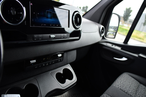 Mercedes-Benz Sprinter 314 2.2 CDI L2H2 Black Edition Full Options! Adaptieve Cruise, Camera, LED, Memory, Standkachel, Stoelverwarming, Trekhaak, Voorruit verwarming, Carplay, 10,5'' Mbux, Uniek!