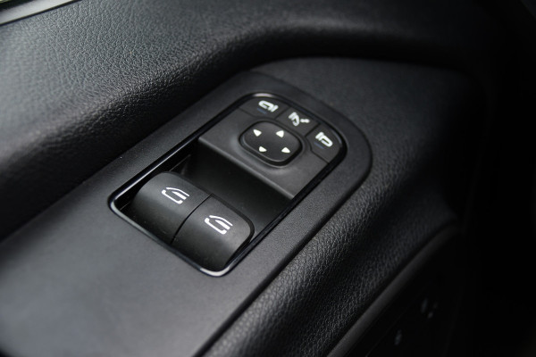 Mercedes-Benz Sprinter 314 2.2 CDI L2H2 Black Edition Full Options! Adaptieve Cruise, Camera, LED, Memory, Standkachel, Stoelverwarming, Trekhaak, Voorruit verwarming, Carplay, 10,5'' Mbux, Uniek!