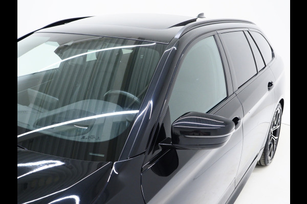 BMW 5 Serie Touring 530e M Sport Shadow Line | Panoramadak | Leder | LaserLED | HUD | Keyless | Sfeerlicht | Camera | Dodehoek