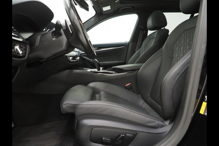 BMW 5 Serie Touring 530e M Sport Shadow Line | Panoramadak | Leder | LaserLED | HUD | Keyless | Sfeerlicht | Camera | Dodehoek