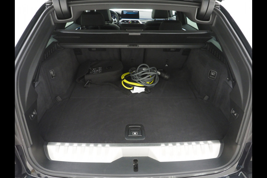 BMW 5 Serie Touring 530e M Sport Shadow Line | Panoramadak | Leder | LaserLED | HUD | Keyless | Sfeerlicht | Camera | Dodehoek