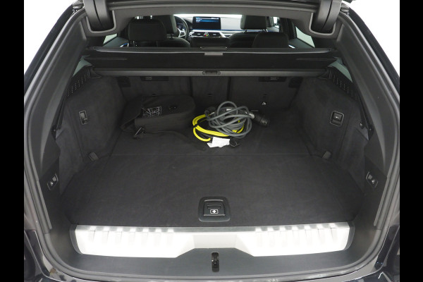 BMW 5 Serie Touring 530e M Sport Shadow Line | Panoramadak | Leder | LaserLED | HUD | Keyless | Sfeerlicht | Camera | Dodehoek