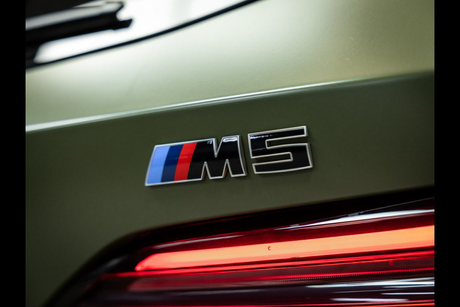 BMW 5 Serie Touring M5 Unieke kleur, Vossen 23/22 inch,Akrapovic, Carbon pack rondom