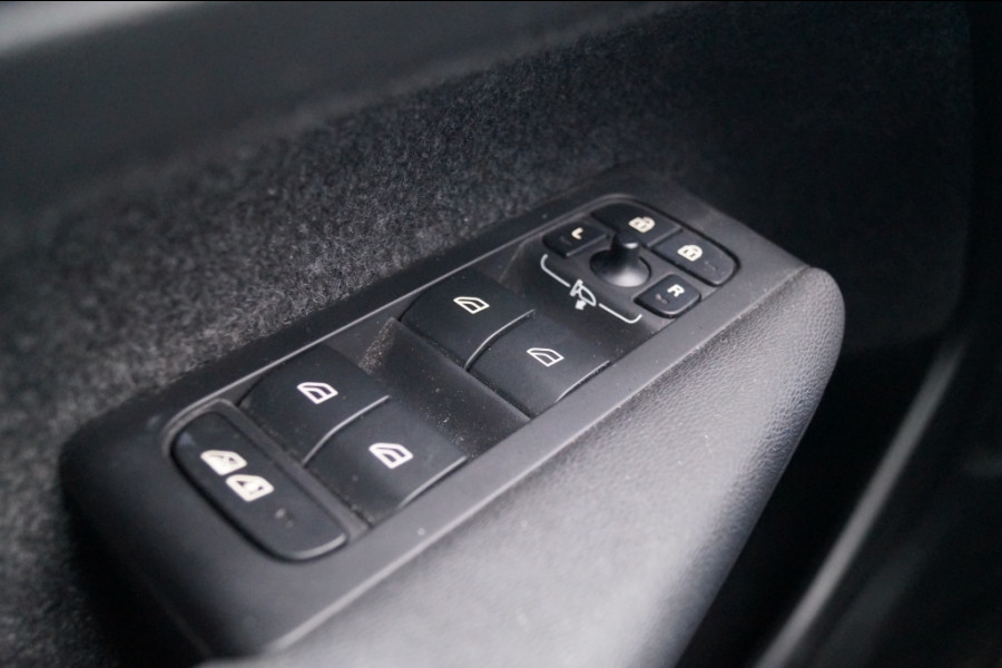 Volvo XC40 1.5 T4 Plug-in Hybrid Core Bright -SOH99%-LEER-NAVI-ECC-