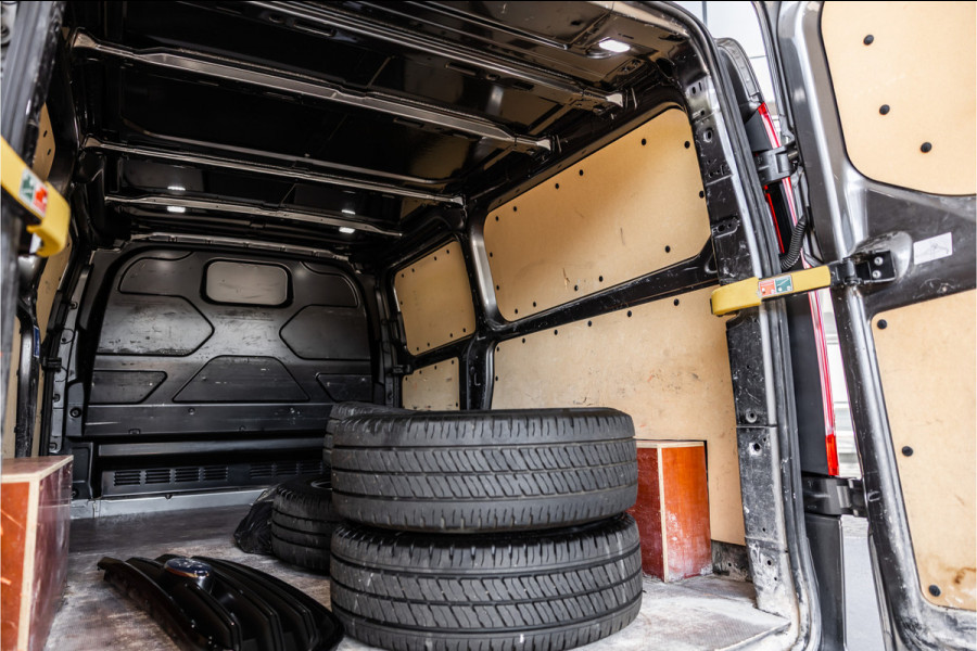Ford Transit Custom 320 2.0 TDCI 185 PK L2H1 Sport | Automaat | CarPlay | Camera | Stoelverwarming | Navigatie | Elek stoelen | DAB | Nieuwe APK | Orig. NL Auto