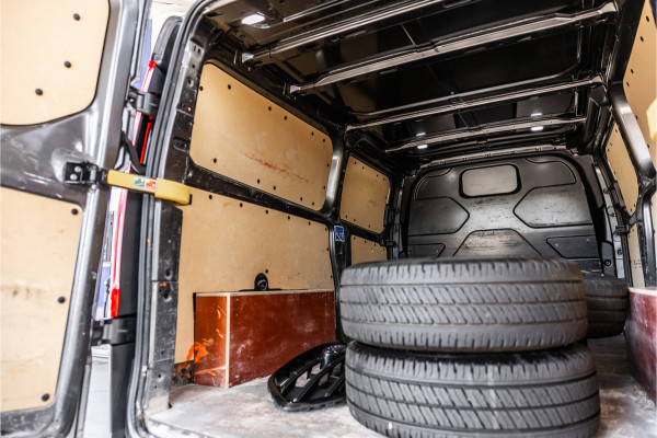 Ford Transit Custom 320 2.0 TDCI 185 PK L2H1 Sport | Automaat | CarPlay | Camera | Stoelverwarming | Navigatie | Elek stoelen | DAB | Nieuwe APK | Orig. NL Auto