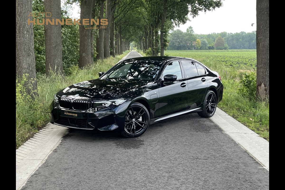 BMW 3-serie 330e M Sport | Open dak | Adapt. cruise | Trekhaak | Head-up | Stoelverwarming | Sfeerverlichting | Carplay | Leder