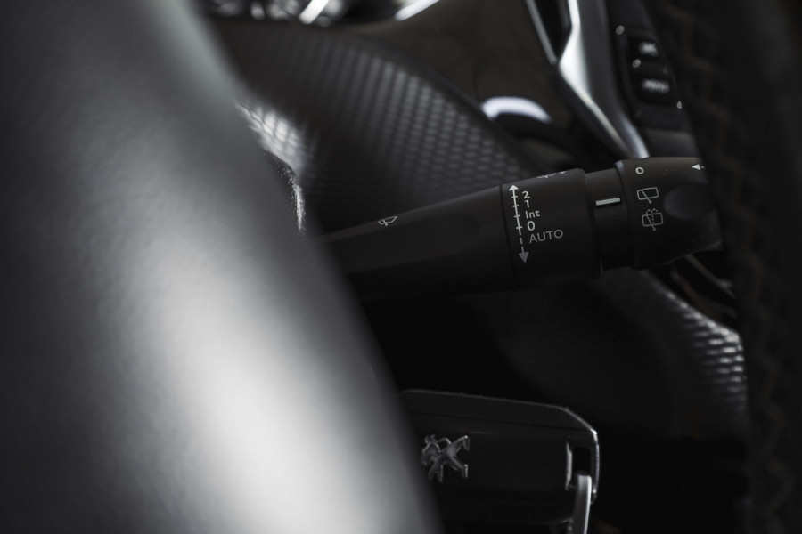 Peugeot 2008 1.2 PureTech Allure | Cruise | PDC | Camera | NAV+App.Connect | Auto.Airco | Trekhaak | LM 16" |