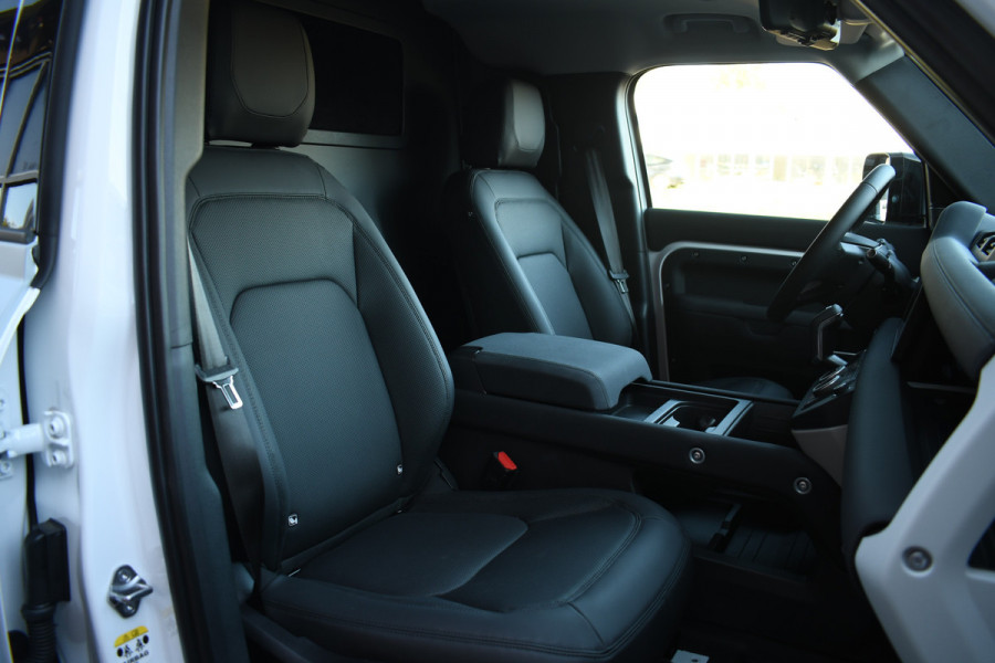 Land Rover Defender 110 D250 3.0 SE Luchtv 22-Kahn Meridian Memory 360