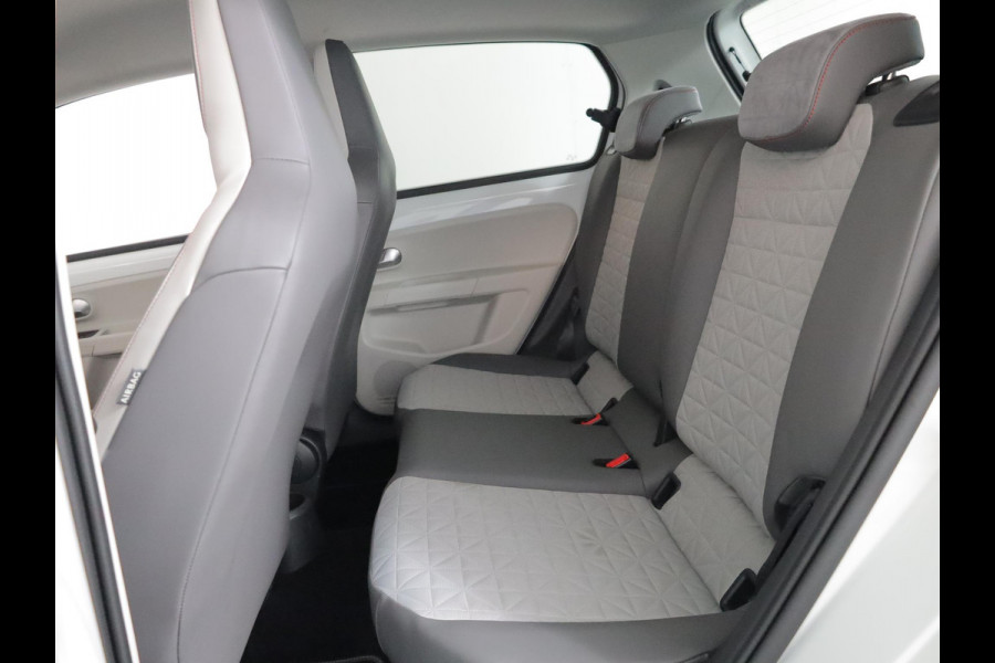 Volkswagen up! 1.0 Beats 65 pk | Navigatie via App | Parkeersensoren achter | Achteruitrijcamera | Autom. airco | Cruise control | Stoelverwarming |