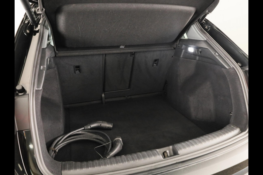 Audi Q4 e-tron 40 Launch edition Advanced Plus 77 kWh 204 pk | SOH 97,27% | Navigatie | Warmtepomp | Parkeersensoren | Achteruitrijcamera | Lederen bekleding | Elektr. voorstoelen | SONOS soundsystem | Lichtmetalen velgen 20" |