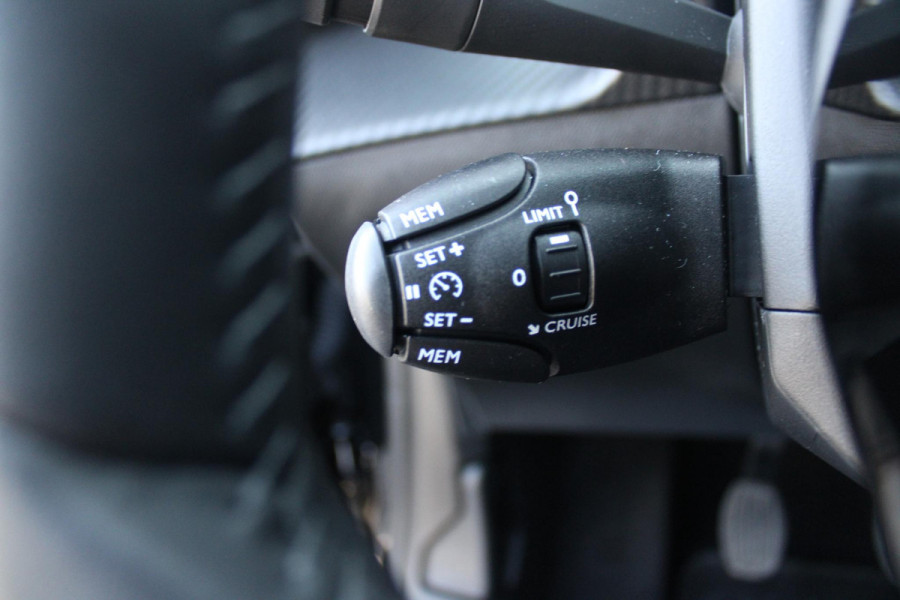 Peugeot 208 1.2 100PK STYLE | APPLE CARPLAY/ANDROID AUTO | CRUISE CONTROL | AIRCO | PARKEERSENSOREN ACHTER | DAB+ RADIO | LICHT SENSOR | LAGE KM STAND! |