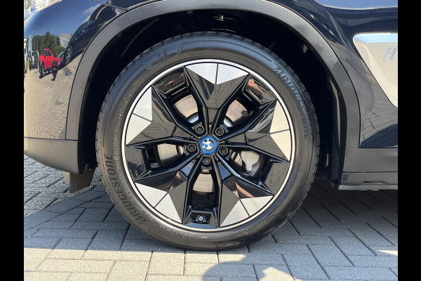 BMW iX3 High Executive 80 kWh | SOH 97,4% | Leder | Pano | Trekhaak | Harman Kardon | 360 Camera | Stoelverwarming | Adaptive Cruise