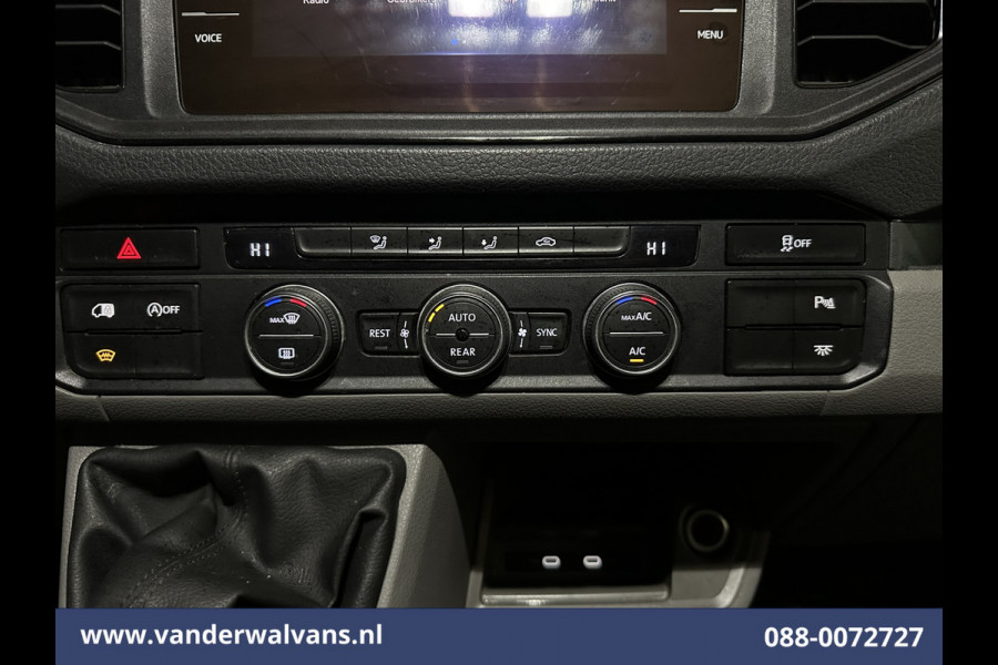 Volkswagen Crafter 2.0 TDI 141pk L3H2 L2H1 Euro6 Airco | Camera | Navigatie | LED | 3000kg Trekhaak | Cruisecontrol Android Auto, Leder, Verwarmde voorruit, Parkeersensoren, Bijrijdersbank