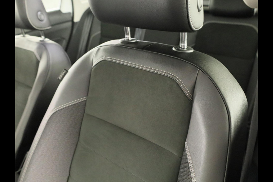 Volkswagen Taigo 1.0 TSI Style 110 pk Automaat (DSG) | Navigatie | Parkeersensoren | Achteruitrijcamera | Keyless | Matrix LED koplampen | Stoelverwarming |