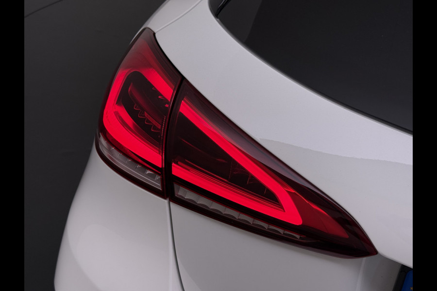 Mercedes-Benz A-Klasse 250 AMG line | Pano Memory Multibeam Distronic
