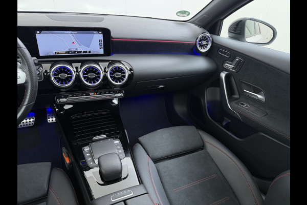 Mercedes-Benz A-Klasse 250 AMG line | Pano Memory Multibeam Distronic