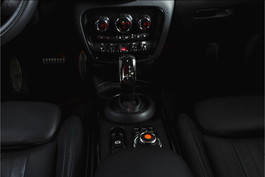 MINI Clubman 2.0 JCW ALL4 Chili | S/K-Panodak | Adapt. Cruise | Stoelverw. | PDC | Camera | NAV + App.Connect | ECC | Harman Kardon | LM 19" |