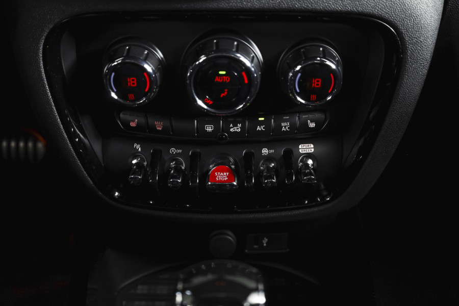 MINI Clubman 2.0 JCW ALL4 Chili | S/K-Panodak | Adapt. Cruise | Stoelverw. | PDC | Camera | NAV + App.Connect | ECC | Harman Kardon | LM 19" |