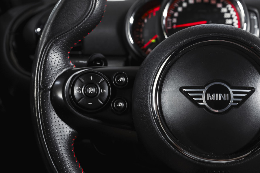 MINI Clubman 2.0 JCW ALL4 Chili | S/K-Panodak | Adapt. Cruise | Stoelverw. | PDC | Camera | NAV + App.Connect | ECC | Harman Kardon | LM 19" |