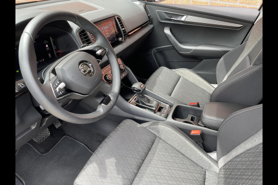Škoda Karoq 1.5 TSI 150pk DSG Style Navigatie Apple Carplay/Android Auto Parkeersensoren Camera Adaptive Cruise Control Elektrische achterklep Wegklapbare trekhaak Stoel- en stuurverwarming Ledverlichting Virtual Cockpit Climate Control