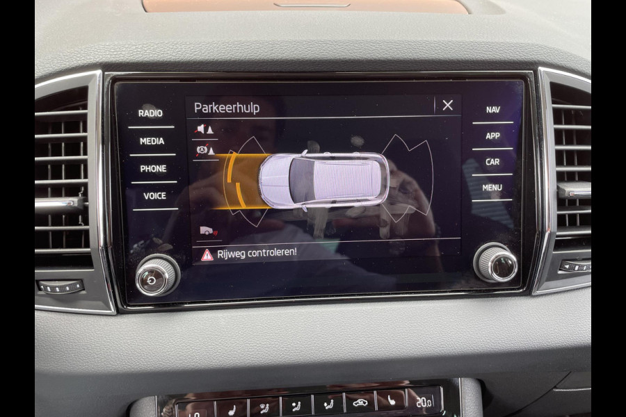 Škoda Karoq 1.5 TSI 150pk DSG Style Navigatie Apple Carplay/Android Auto Parkeersensoren Camera Adaptive Cruise Control Elektrische achterklep Wegklapbare trekhaak Stoel- en stuurverwarming Ledverlichting Virtual Cockpit Climate Control