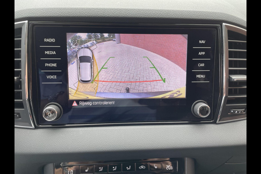 Škoda Karoq 1.5 TSI 150pk DSG Style Navigatie Apple Carplay/Android Auto Parkeersensoren Camera Adaptive Cruise Control Elektrische achterklep Wegklapbare trekhaak Stoel- en stuurverwarming Ledverlichting Virtual Cockpit Climate Control