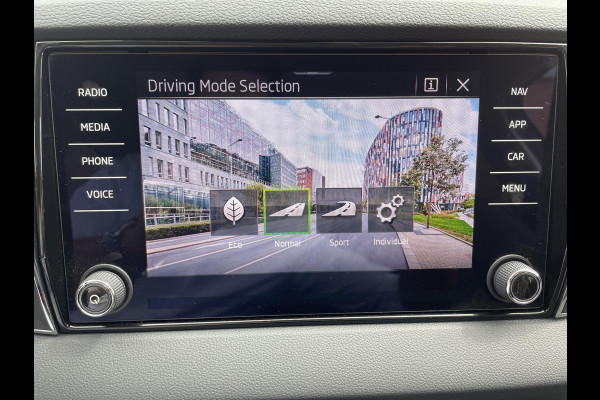 Škoda Karoq 1.5 TSI 150pk DSG Style Navigatie Apple Carplay/Android Auto Parkeersensoren Camera Adaptive Cruise Control Elektrische achterklep Wegklapbare trekhaak Stoel- en stuurverwarming Ledverlichting Virtual Cockpit Climate Control