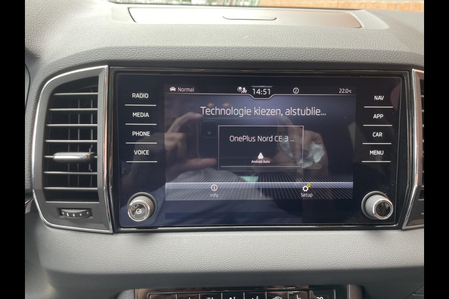 Škoda Karoq 1.5 TSI 150pk DSG Style Navigatie Apple Carplay/Android Auto Parkeersensoren Camera Adaptive Cruise Control Elektrische achterklep Wegklapbare trekhaak Stoel- en stuurverwarming Ledverlichting Virtual Cockpit Climate Control